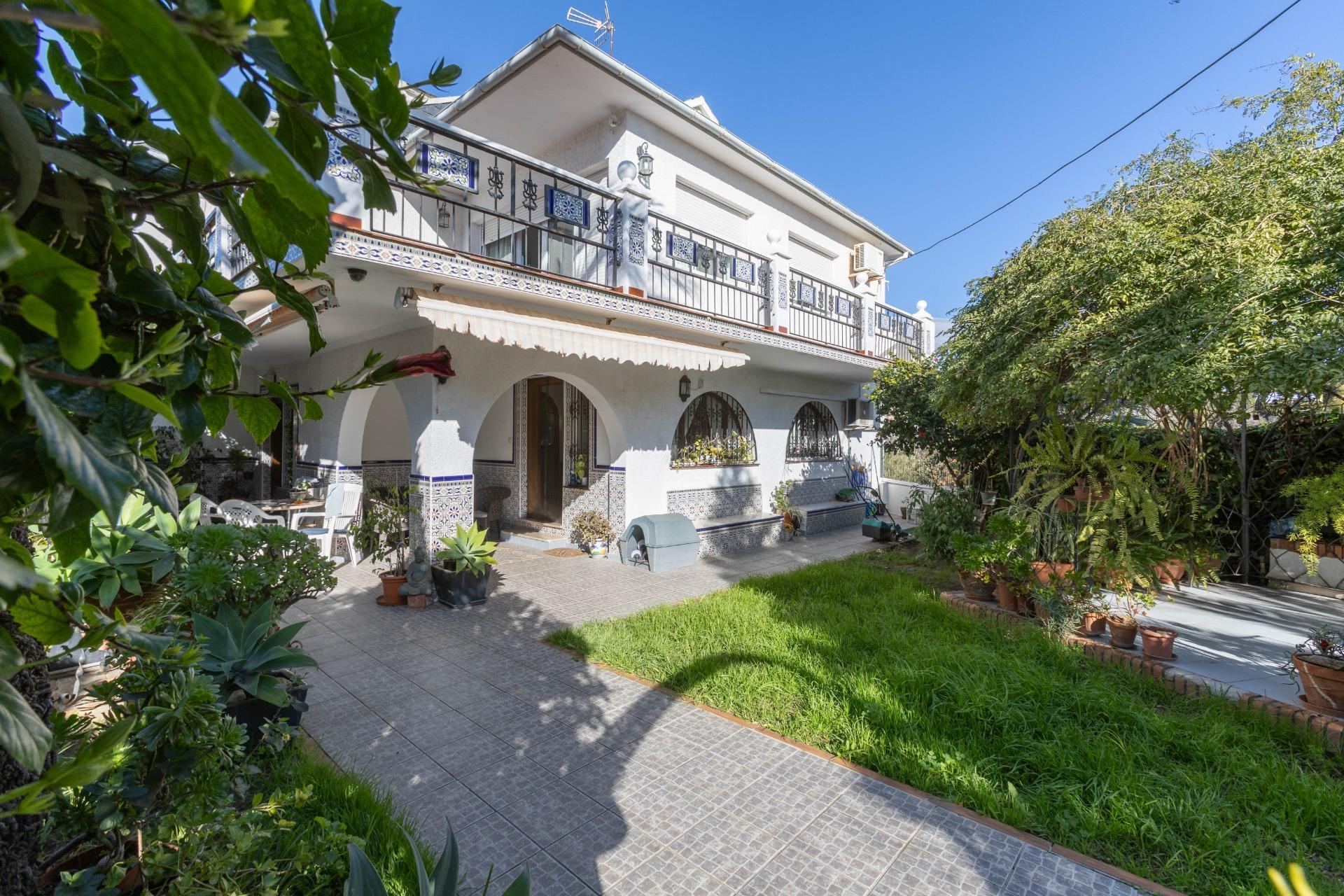 Donde Empiezan las Grandes Historias Familiares: Chalet Independiente con Parcela, Piscina y Barbacoa en Churriana