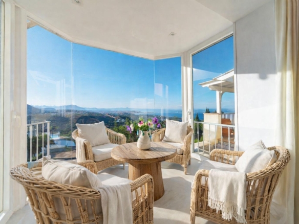 Villa Pastor — Conjunto exclusivo en Les Rotes (Dénia): dos parcelas, dos viviendas independientes, dos piscinas y vistas abiertas al Mediterráneo y al Montgó.