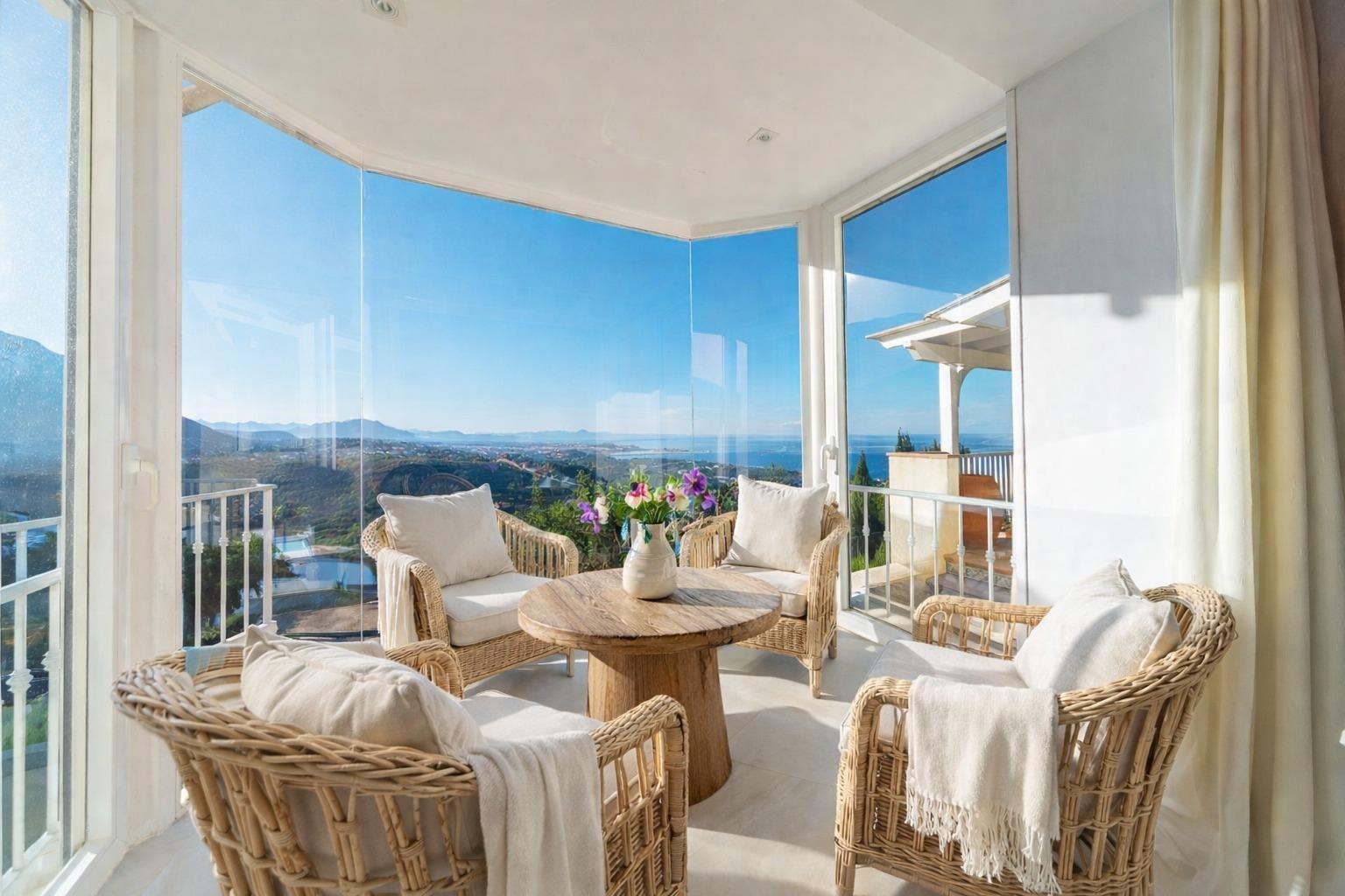 6-1 Villa Pastor — Conjunto exclusivo en Les Rotes (Dénia): dos parcelas, dos viviendas independientes, dos piscinas y vistas abiertas al Mediterráneo y al Montgó.