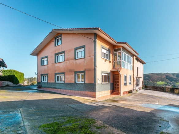 Vive o invierte en Asturias: casa con finca, piscina y ubicación estratégica