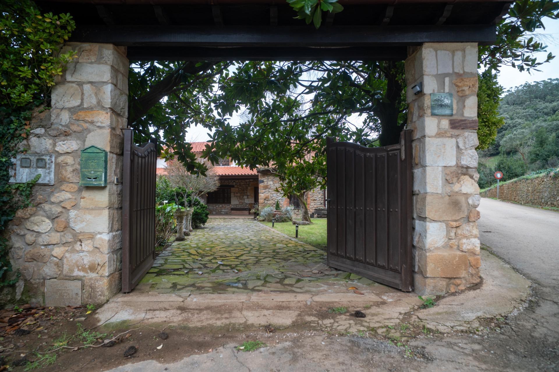 CASA CON TERRENO EN OREÑA
