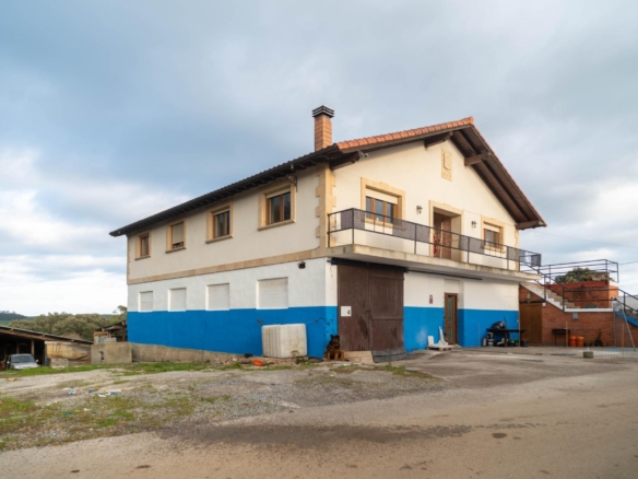 CASA CON NAVE INDUSTRIAL Y TERRENOS EN AJO