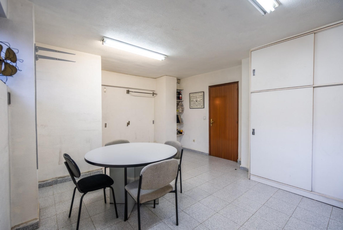 ESTUDIO LUMINOSO CON VISTAS A LAS CUATRO TORRES EN URBANIZACIÓN PRIVADA CON PISCINA JUNTO A METRO Y LA VAGUADA