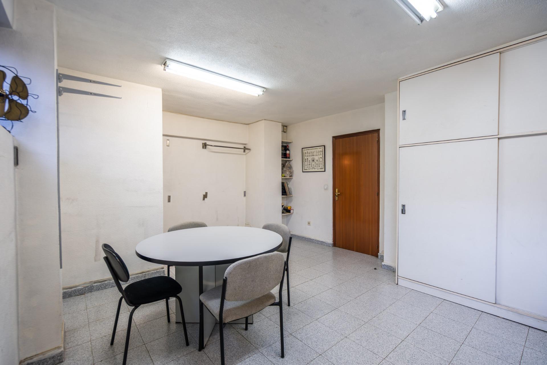 19-15 ESTUDIO LUMINOSO CON VISTAS A LAS CUATRO TORRES EN URBANIZACIÓN PRIVADA CON PISCINA JUNTO A METRO Y LA VAGUADA