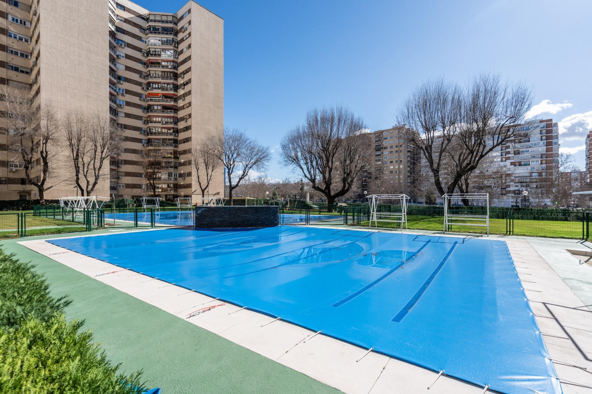 19-17 ESTUDIO LUMINOSO CON VISTAS A LAS CUATRO TORRES EN URBANIZACIÓN PRIVADA CON PISCINA JUNTO A METRO Y LA VAGUADA