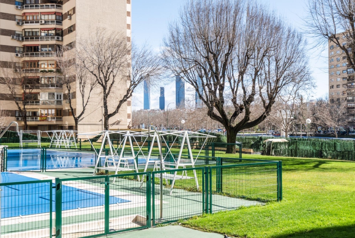 ESTUDIO LUMINOSO CON VISTAS A LAS CUATRO TORRES EN URBANIZACIÓN PRIVADA CON PISCINA JUNTO A METRO Y LA VAGUADA