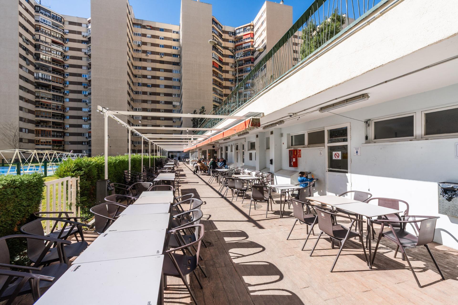 19-19 ESTUDIO LUMINOSO CON VISTAS A LAS CUATRO TORRES EN URBANIZACIÓN PRIVADA CON PISCINA JUNTO A METRO Y LA VAGUADA
