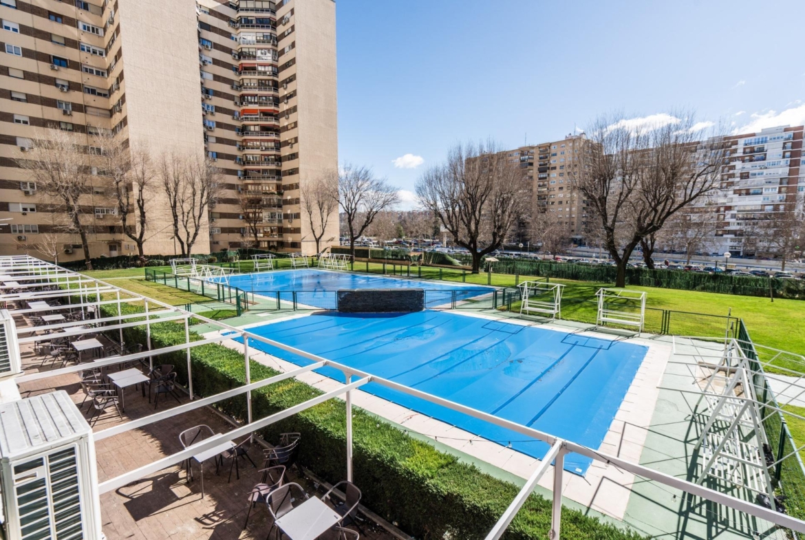 ESTUDIO LUMINOSO CON VISTAS A LAS CUATRO TORRES EN URBANIZACIÓN PRIVADA CON PISCINA JUNTO A METRO Y LA VAGUADA