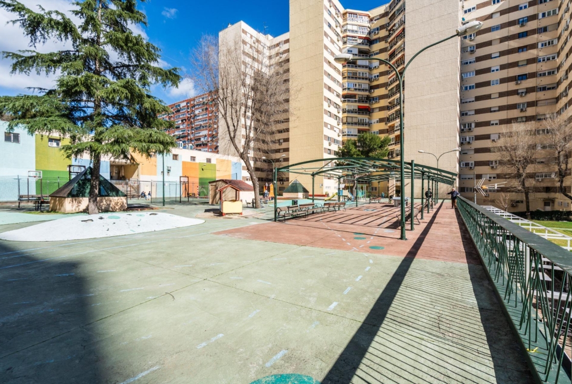 ESTUDIO LUMINOSO CON VISTAS A LAS CUATRO TORRES EN URBANIZACIÓN PRIVADA CON PISCINA JUNTO A METRO Y LA VAGUADA