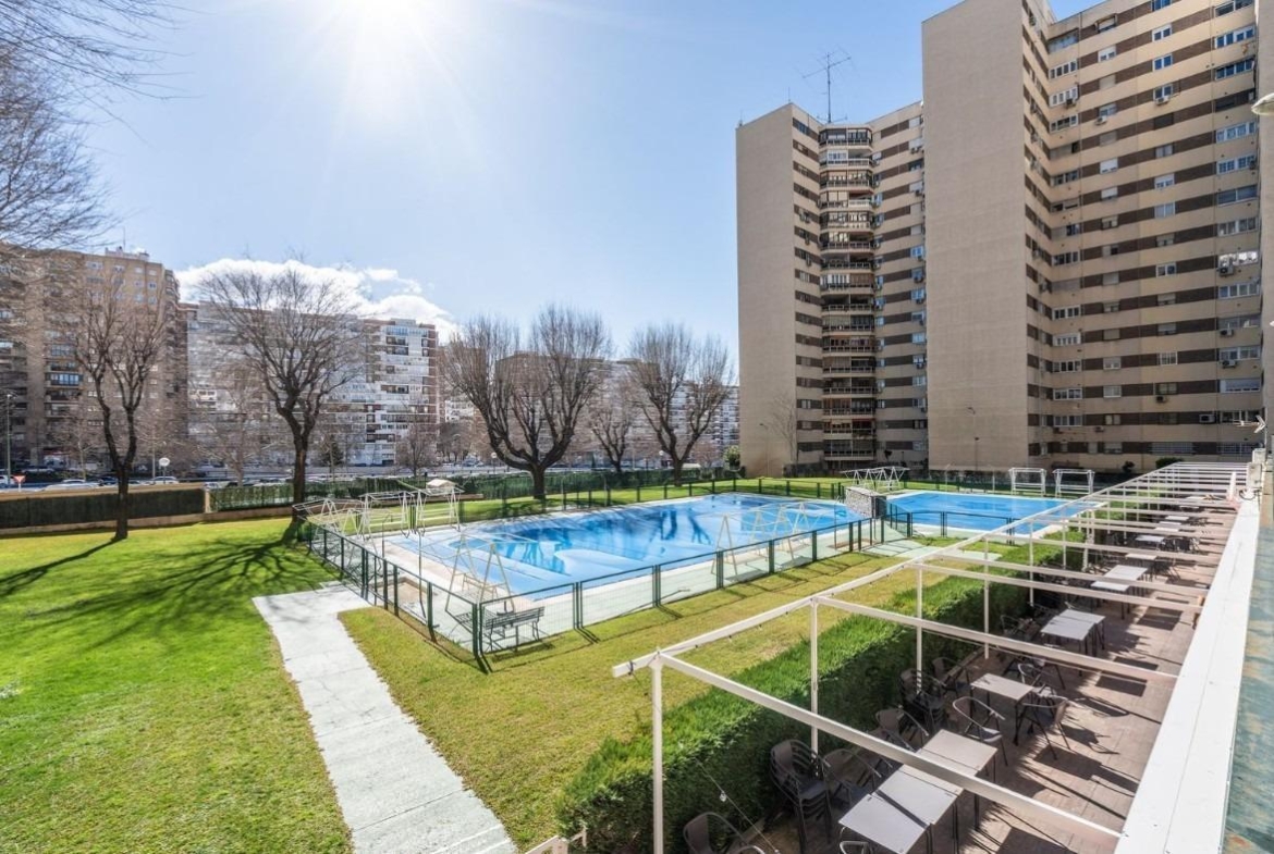 ESTUDIO LUMINOSO CON VISTAS A LAS CUATRO TORRES EN URBANIZACIÓN PRIVADA CON PISCINA JUNTO A METRO Y LA VAGUADA