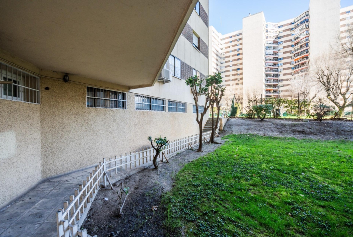 ESTUDIO LUMINOSO CON VISTAS A LAS CUATRO TORRES EN URBANIZACIÓN PRIVADA CON PISCINA JUNTO A METRO Y LA VAGUADA