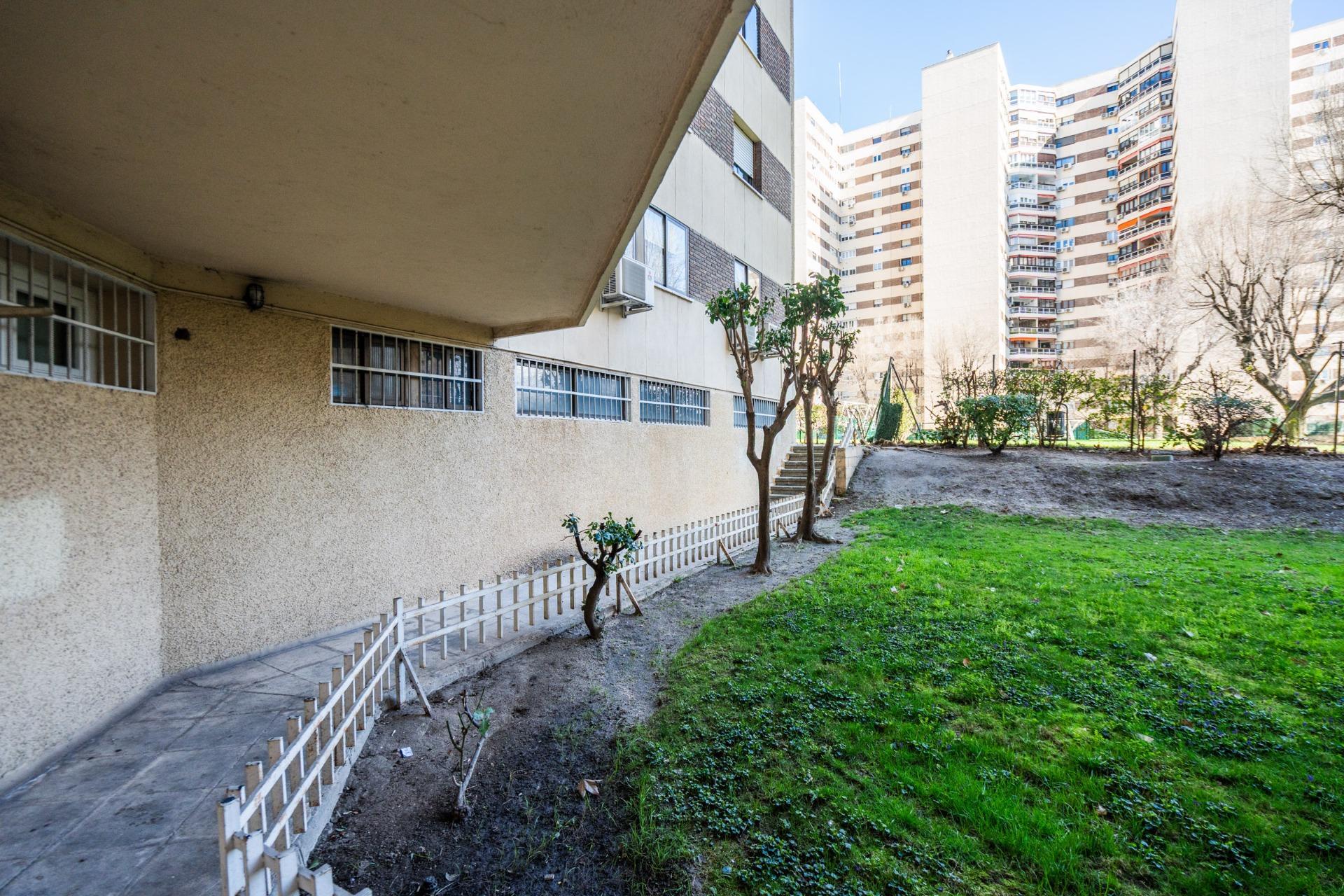 19-6 ESTUDIO LUMINOSO CON VISTAS A LAS CUATRO TORRES EN URBANIZACIÓN PRIVADA CON PISCINA JUNTO A METRO Y LA VAGUADA