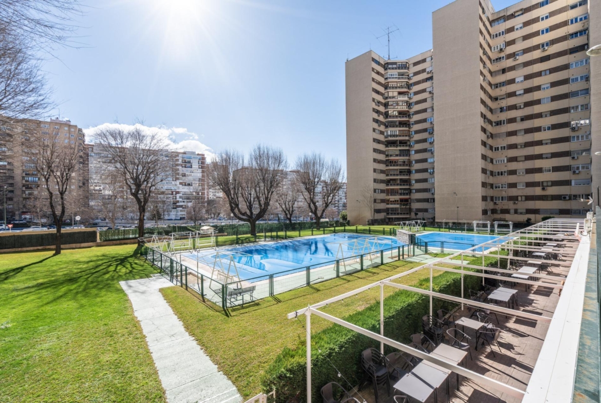 ESTUDIO LUMINOSO CON VISTAS A LAS CUATRO TORRES EN URBANIZACIÓN PRIVADA CON PISCINA JUNTO A METRO Y LA VAGUADA