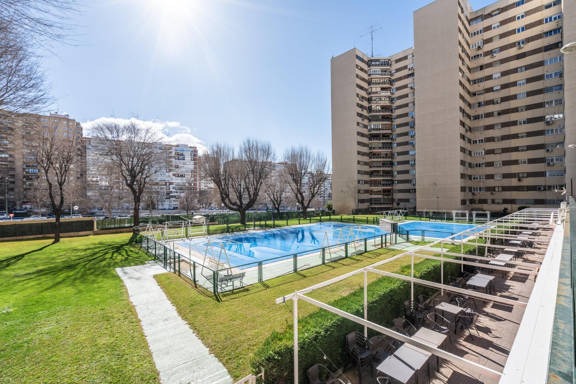 19-7 ESTUDIO LUMINOSO CON VISTAS A LAS CUATRO TORRES EN URBANIZACIÓN PRIVADA CON PISCINA JUNTO A METRO Y LA VAGUADA