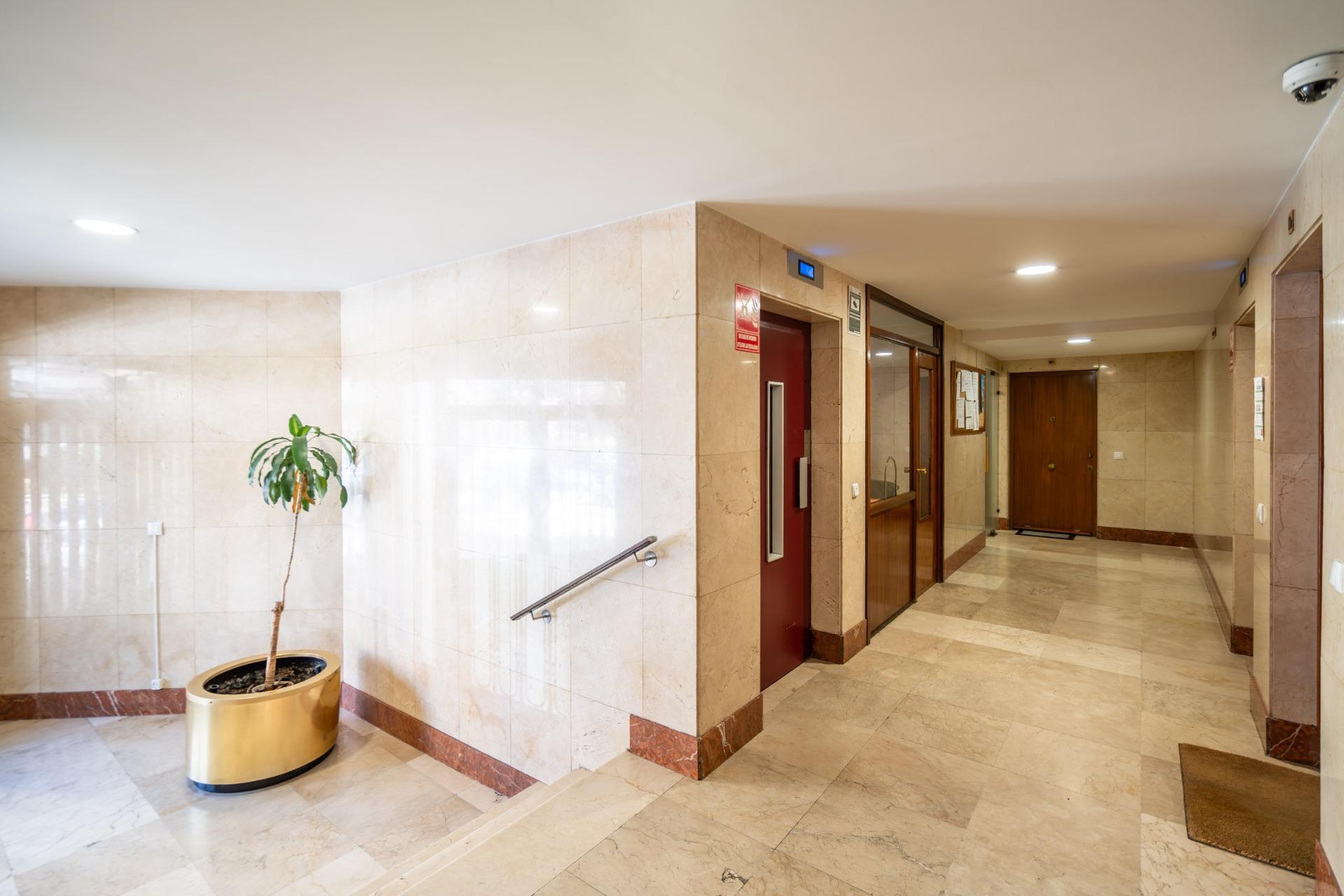 19-8 ESTUDIO LUMINOSO CON VISTAS A LAS CUATRO TORRES EN URBANIZACIÓN PRIVADA CON PISCINA JUNTO A METRO Y LA VAGUADA