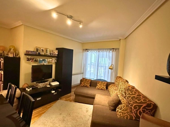 Oportunidad de vivienda lista para entrar a vivir en O Carballiño con amplio patio y garaje