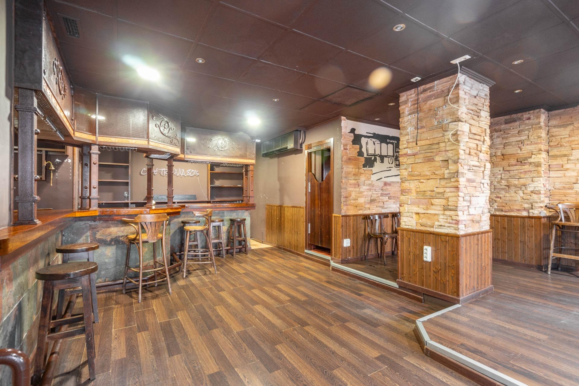 Retail space en alquiler, Castrillon