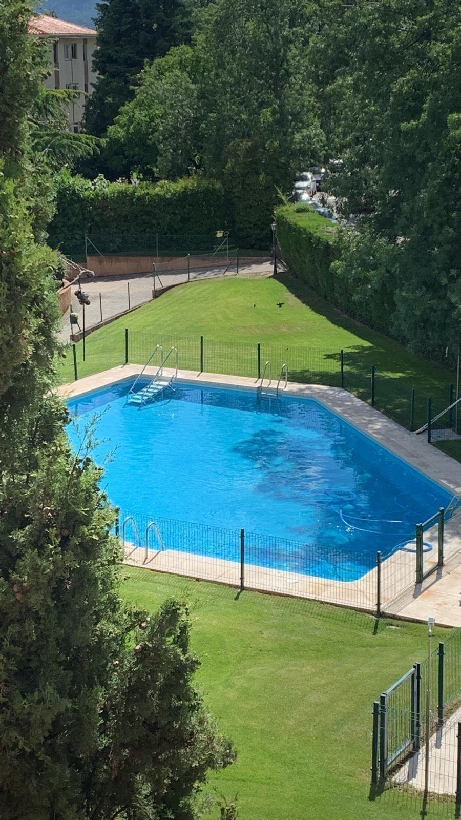 8-30 Luminoso piso con terraza en urbanización en Los Arroyos – El Escorial