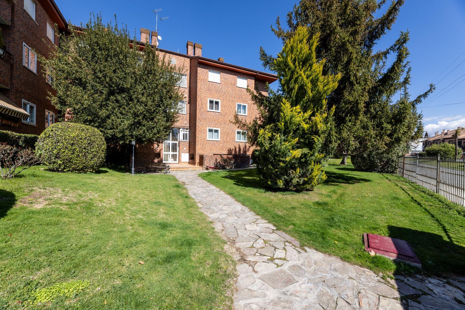 8-34 Luminoso piso con terraza en urbanización en Los Arroyos – El Escorial
