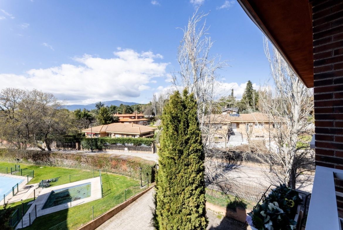 Luminoso piso con terraza en urbanización en Los Arroyos – El Escorial