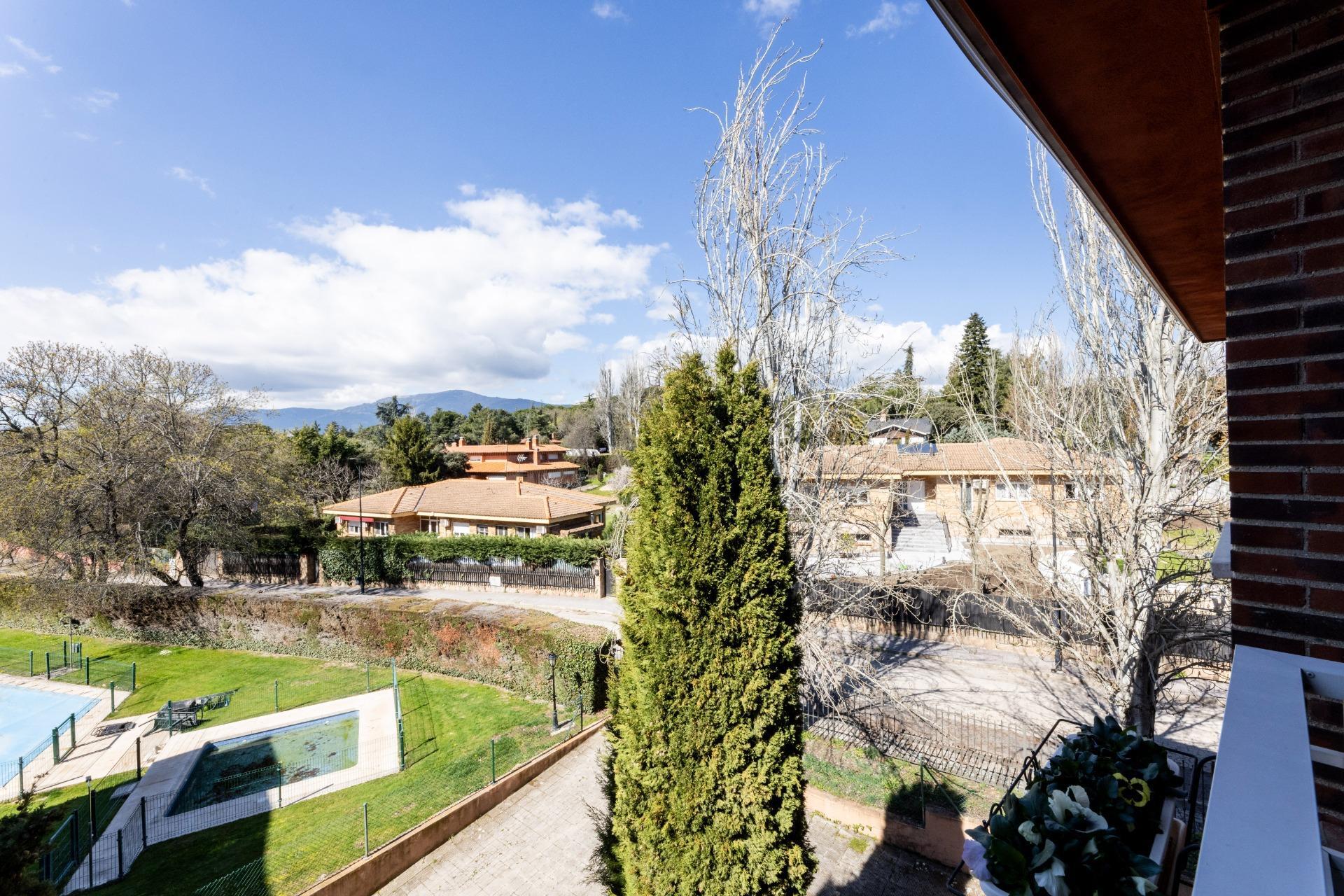 8-6 Luminoso piso con terraza en urbanización en Los Arroyos – El Escorial