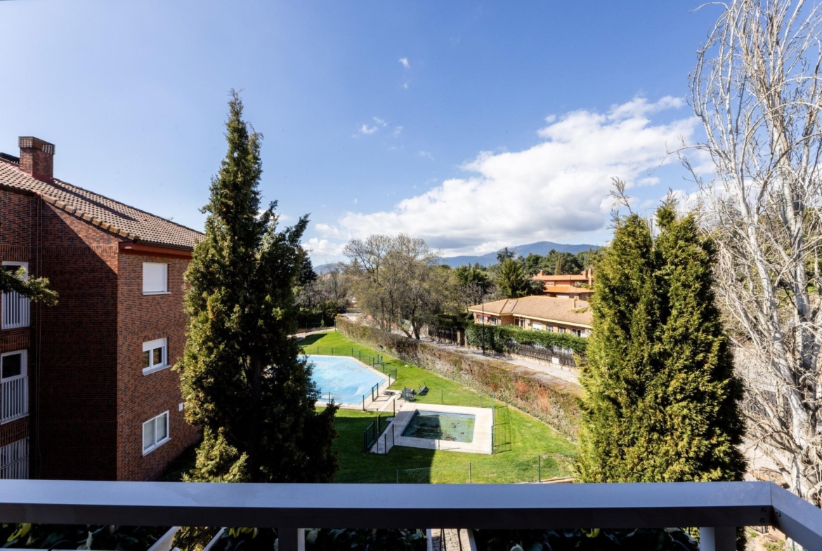 Luminoso piso con terraza en urbanización en Los Arroyos – El Escorial