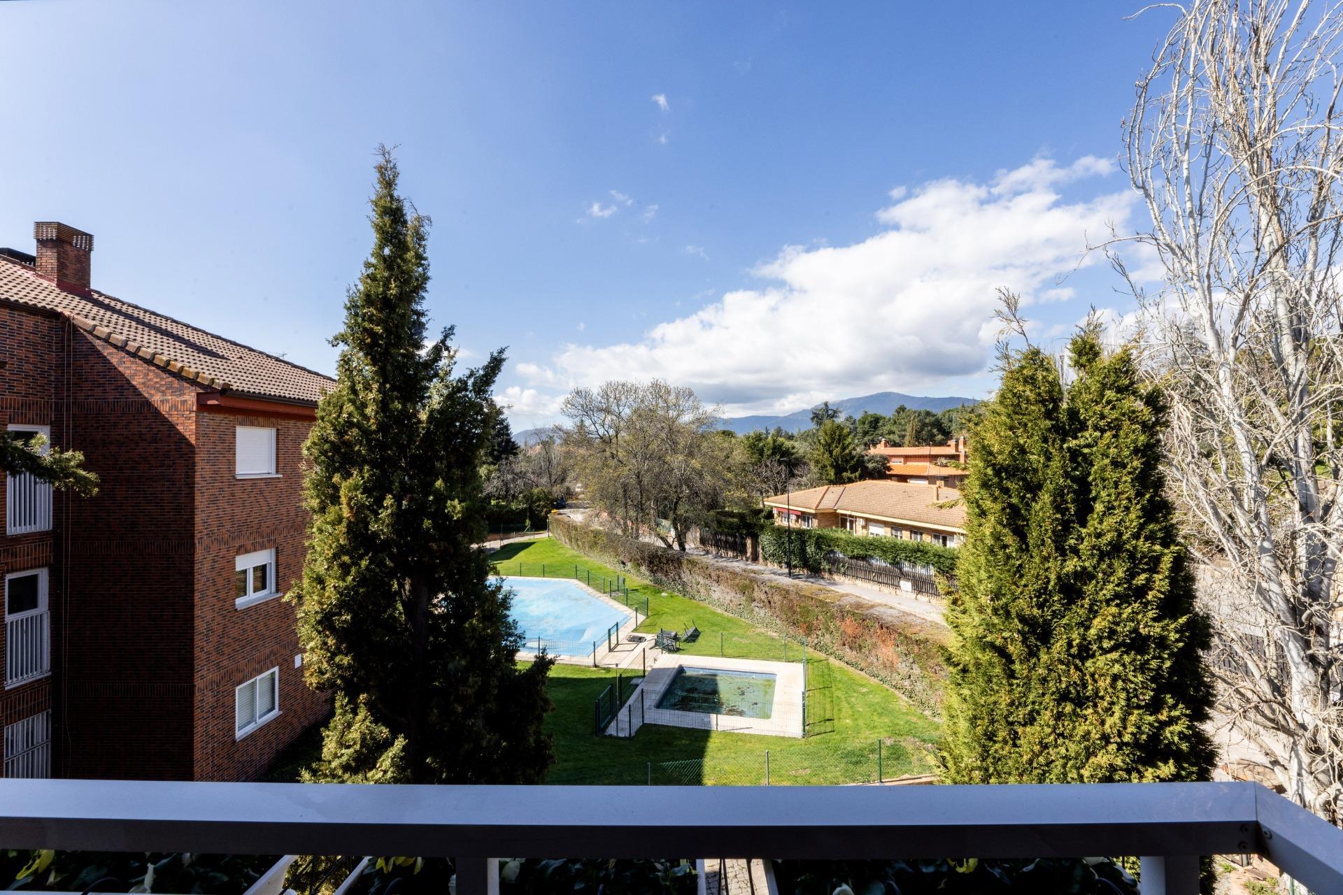 8-7 Luminoso piso con terraza en urbanización en Los Arroyos – El Escorial