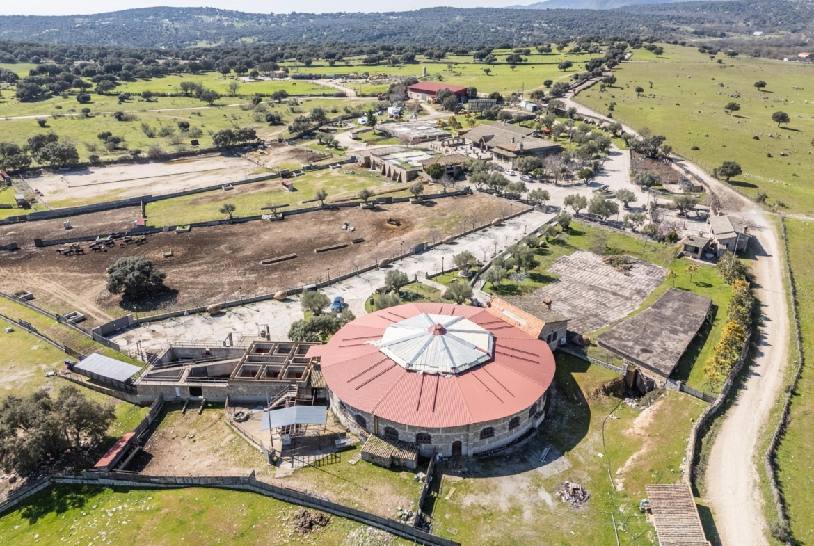 FINCA GANADERA DE LUJO EN ROBLEDO DE CHAVELA CON PLAZA DE TOROS Y ESPACIOS PARA EVENTOS