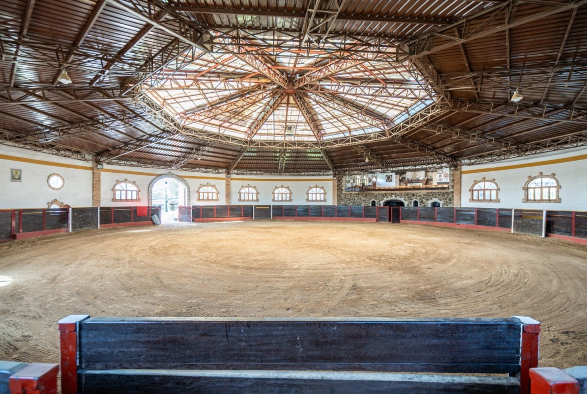 FINCA GANADERA DE LUJO EN ROBLEDO DE CHAVELA CON PLAZA DE TOROS Y ESPACIOS PARA EVENTOS