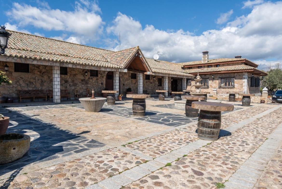 FINCA GANADERA DE LUJO EN ROBLEDO DE CHAVELA CON PLAZA DE TOROS Y ESPACIOS PARA EVENTOS