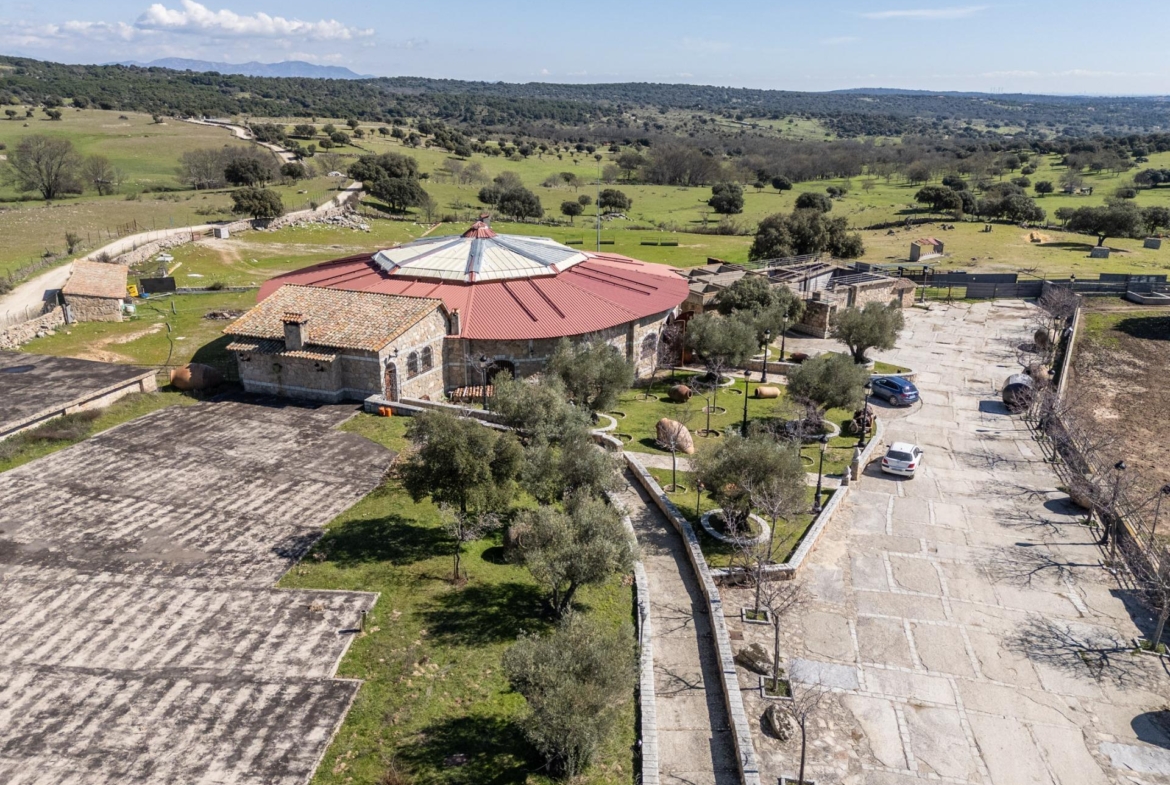 FINCA GANADERA DE LUJO EN ROBLEDO DE CHAVELA CON PLAZA DE TOROS Y ESPACIOS PARA EVENTOS