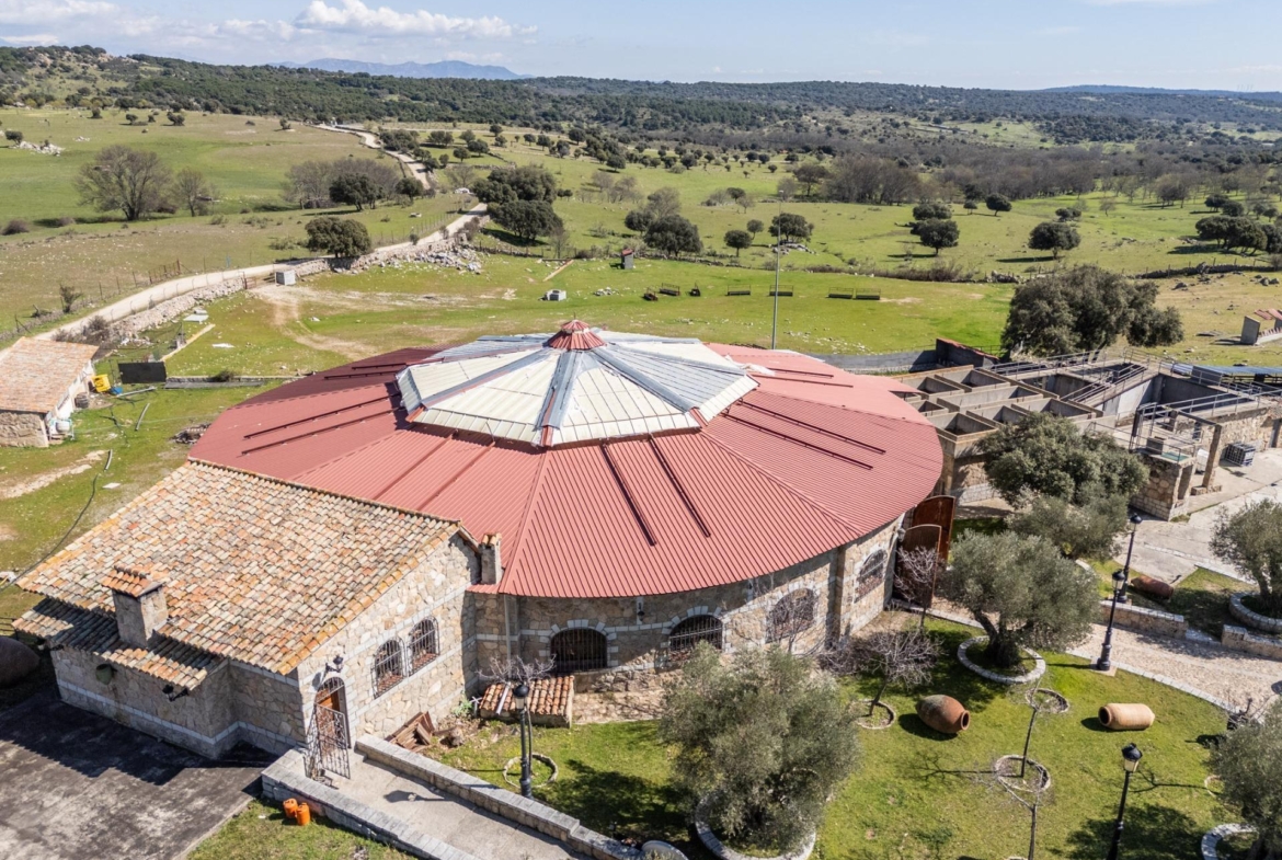 FINCA GANADERA DE LUJO EN ROBLEDO DE CHAVELA CON PLAZA DE TOROS Y ESPACIOS PARA EVENTOS