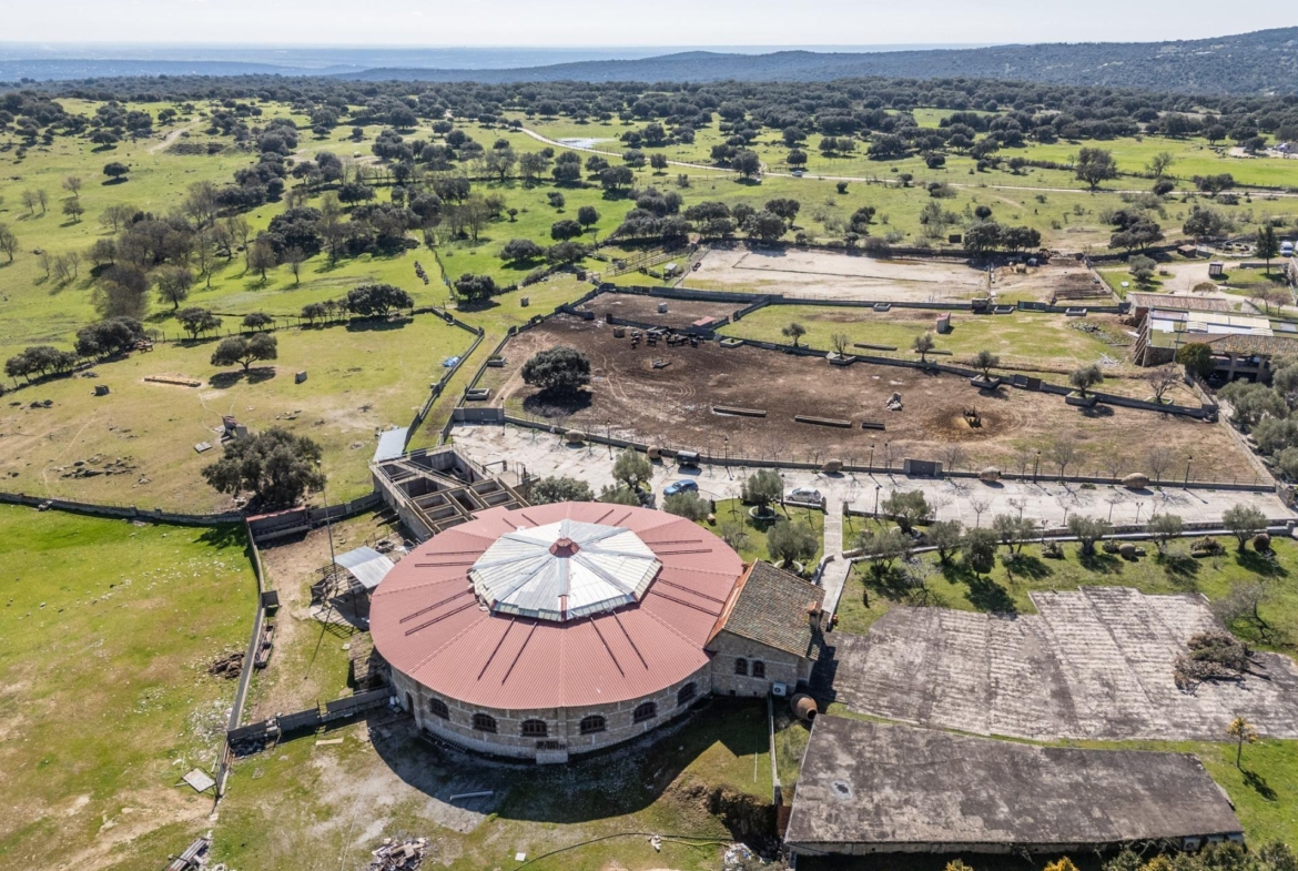 FINCA GANADERA DE LUJO EN ROBLEDO DE CHAVELA CON PLAZA DE TOROS Y ESPACIOS PARA EVENTOS