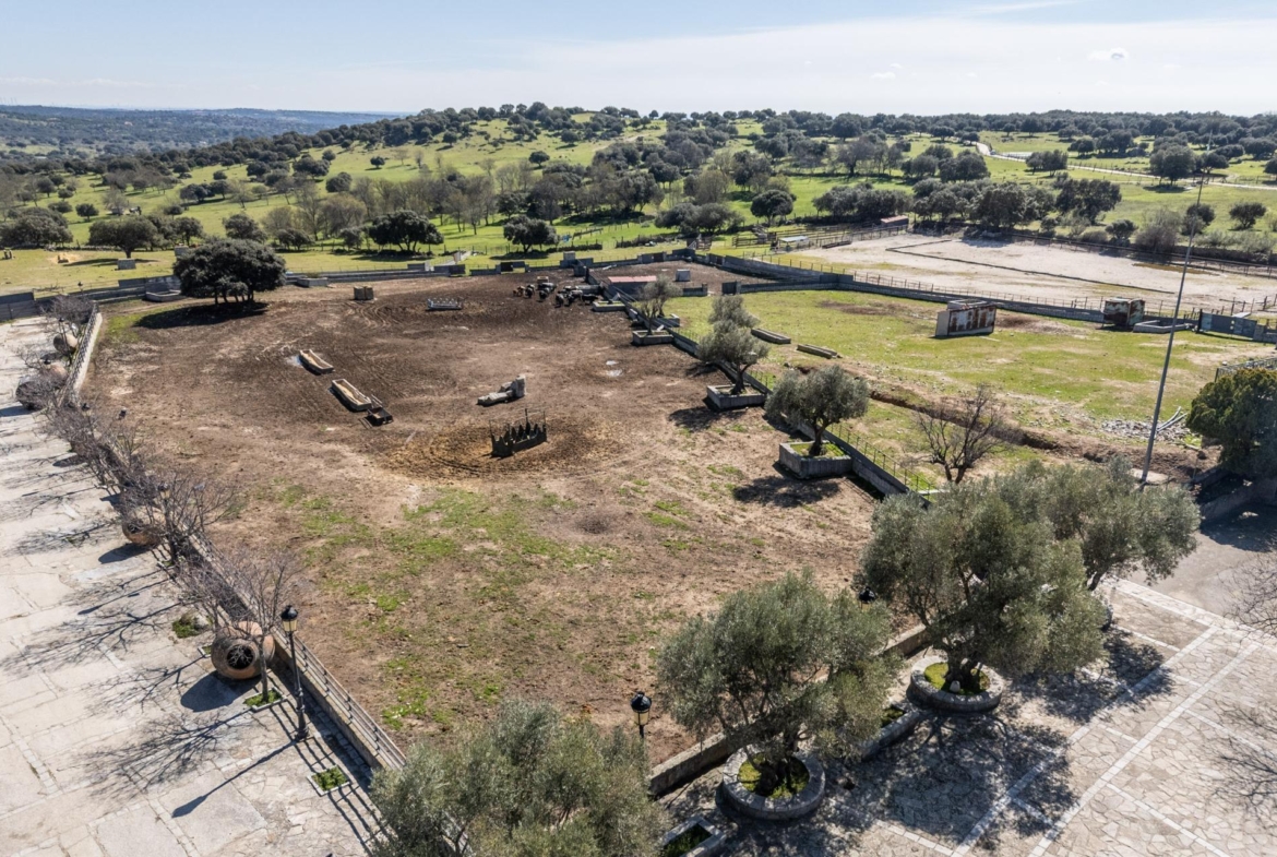 FINCA GANADERA DE LUJO EN ROBLEDO DE CHAVELA CON PLAZA DE TOROS Y ESPACIOS PARA EVENTOS