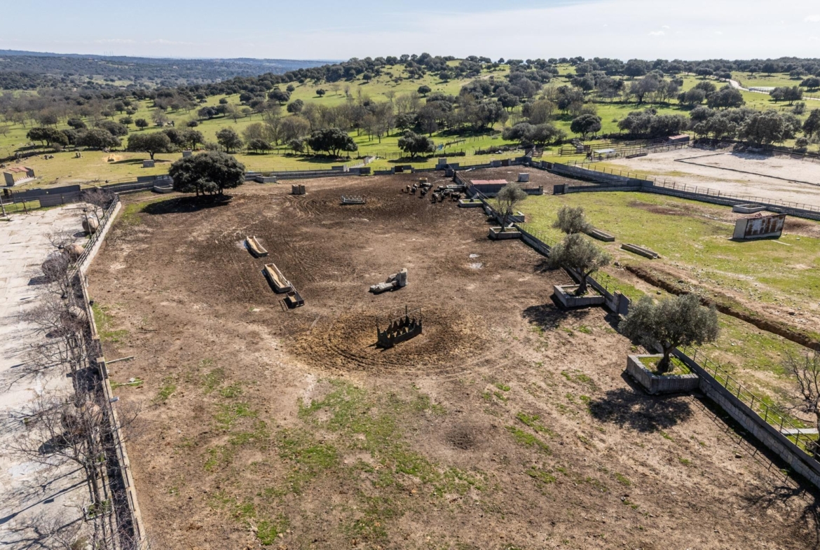 FINCA GANADERA DE LUJO EN ROBLEDO DE CHAVELA CON PLAZA DE TOROS Y ESPACIOS PARA EVENTOS