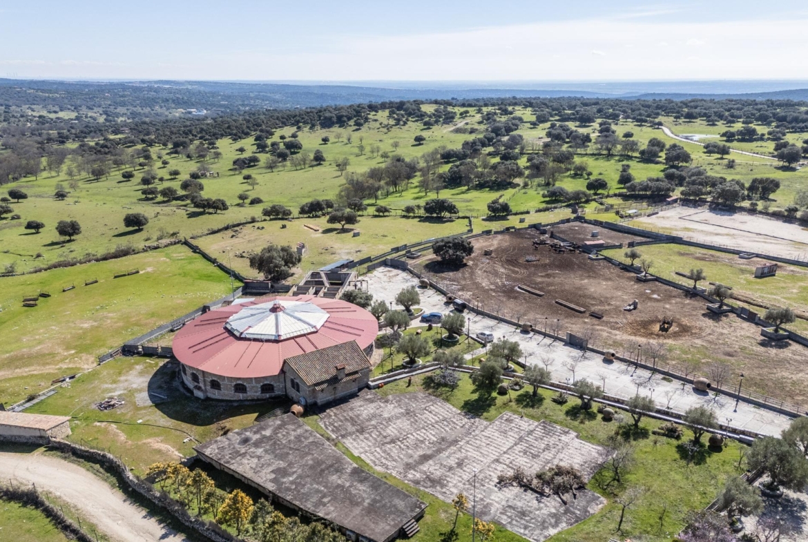 FINCA GANADERA DE LUJO EN ROBLEDO DE CHAVELA CON PLAZA DE TOROS Y ESPACIOS PARA EVENTOS