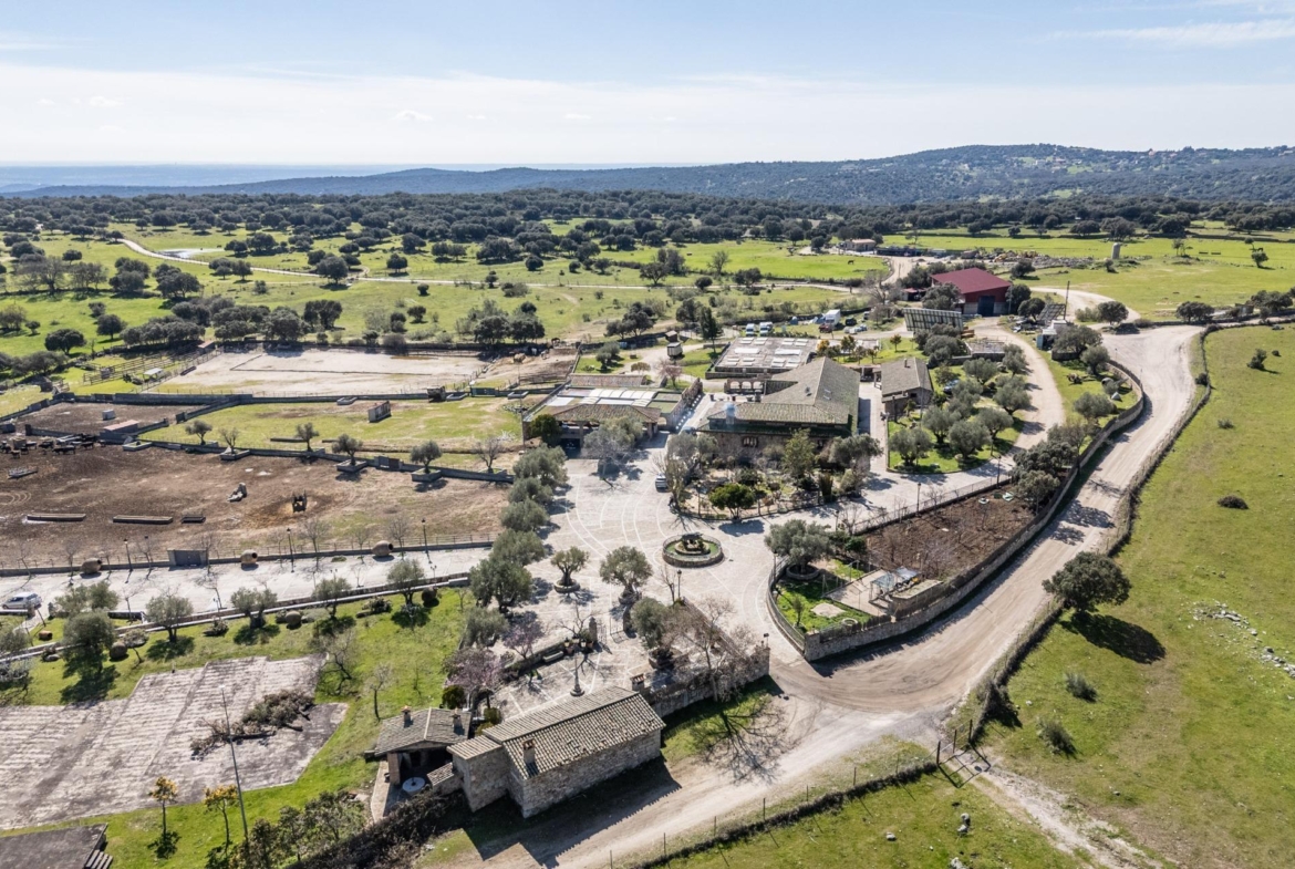 FINCA GANADERA DE LUJO EN ROBLEDO DE CHAVELA CON PLAZA DE TOROS Y ESPACIOS PARA EVENTOS