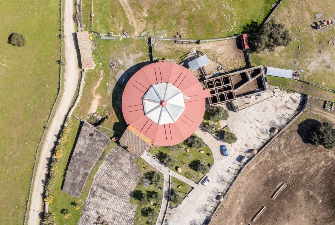 FINCA GANADERA DE LUJO EN ROBLEDO DE CHAVELA CON PLAZA DE TOROS Y ESPACIOS PARA EVENTOS