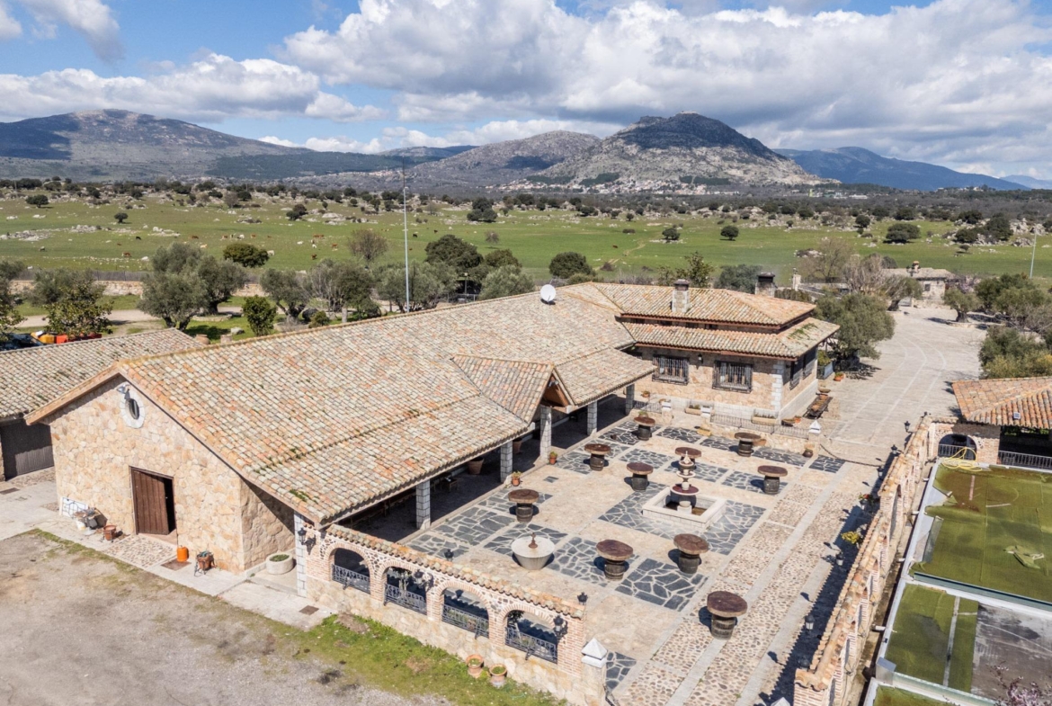FINCA GANADERA DE LUJO EN ROBLEDO DE CHAVELA CON PLAZA DE TOROS Y ESPACIOS PARA EVENTOS