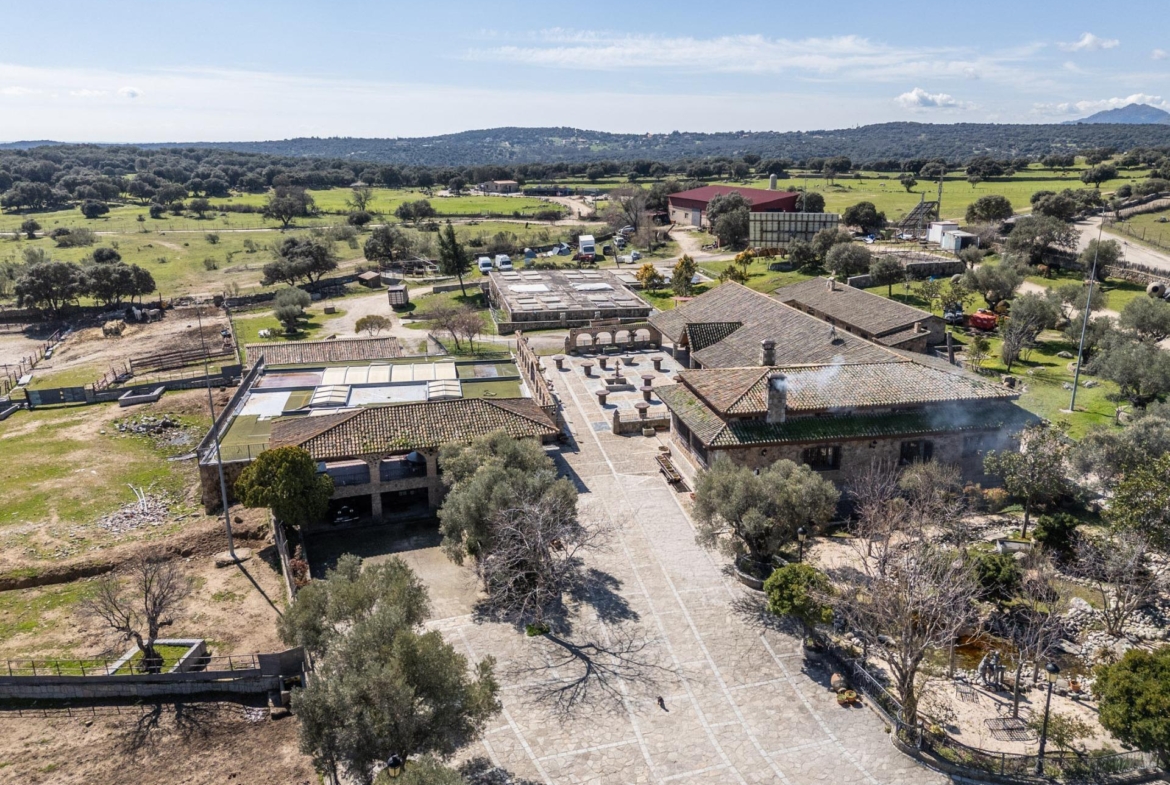 FINCA GANADERA DE LUJO EN ROBLEDO DE CHAVELA CON PLAZA DE TOROS Y ESPACIOS PARA EVENTOS