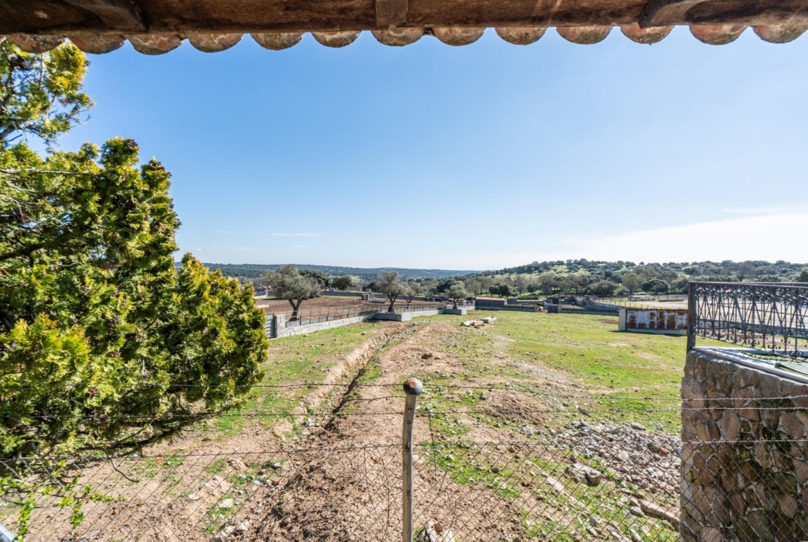 FINCA GANADERA DE LUJO EN ROBLEDO DE CHAVELA CON PLAZA DE TOROS Y ESPACIOS PARA EVENTOS