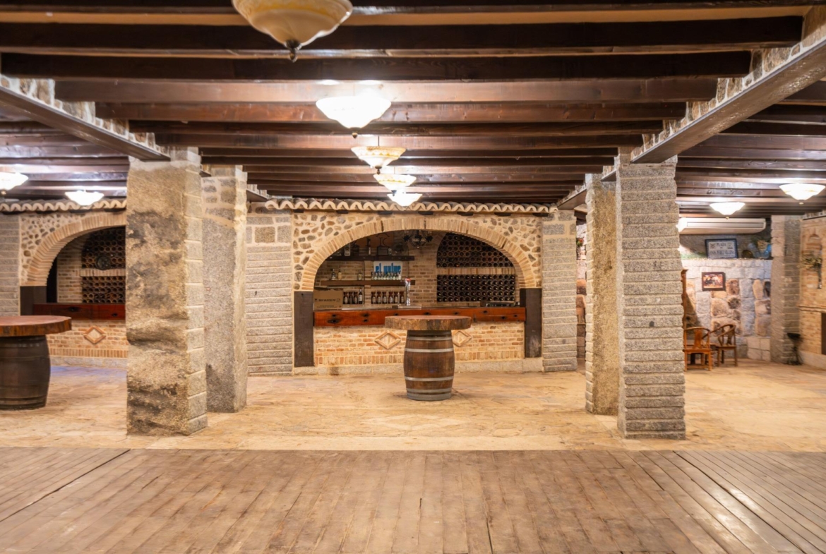 FINCA GANADERA DE LUJO EN ROBLEDO DE CHAVELA CON PLAZA DE TOROS Y ESPACIOS PARA EVENTOS