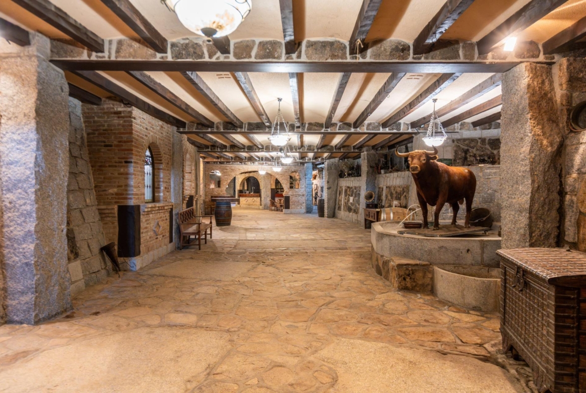 FINCA GANADERA DE LUJO EN ROBLEDO DE CHAVELA CON PLAZA DE TOROS Y ESPACIOS PARA EVENTOS