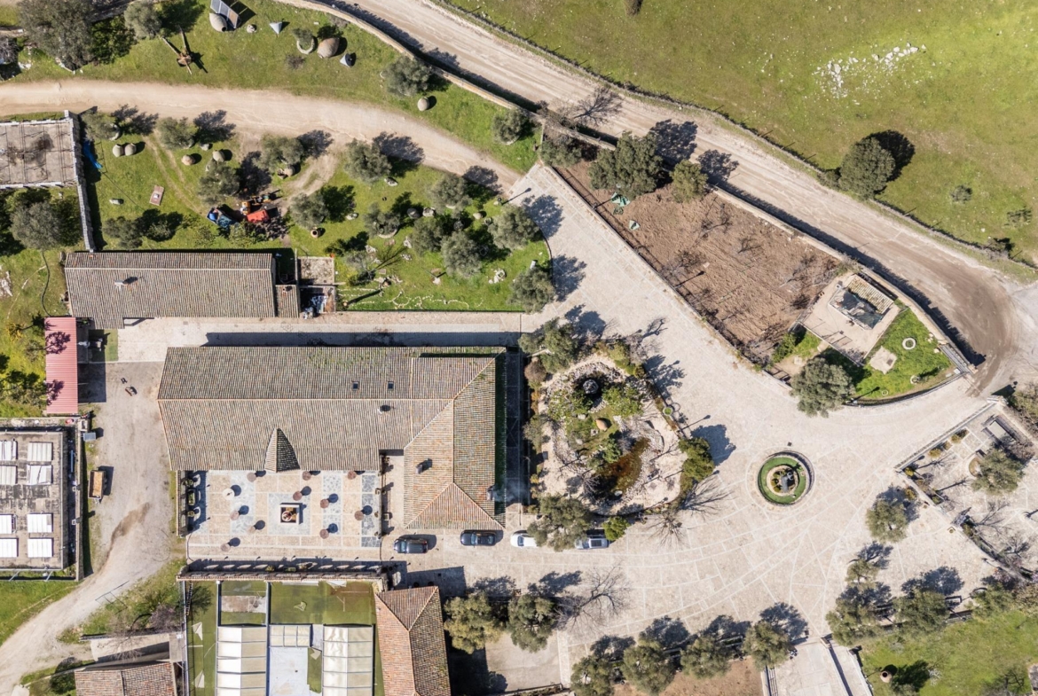 FINCA GANADERA DE LUJO EN ROBLEDO DE CHAVELA CON PLAZA DE TOROS Y ESPACIOS PARA EVENTOS