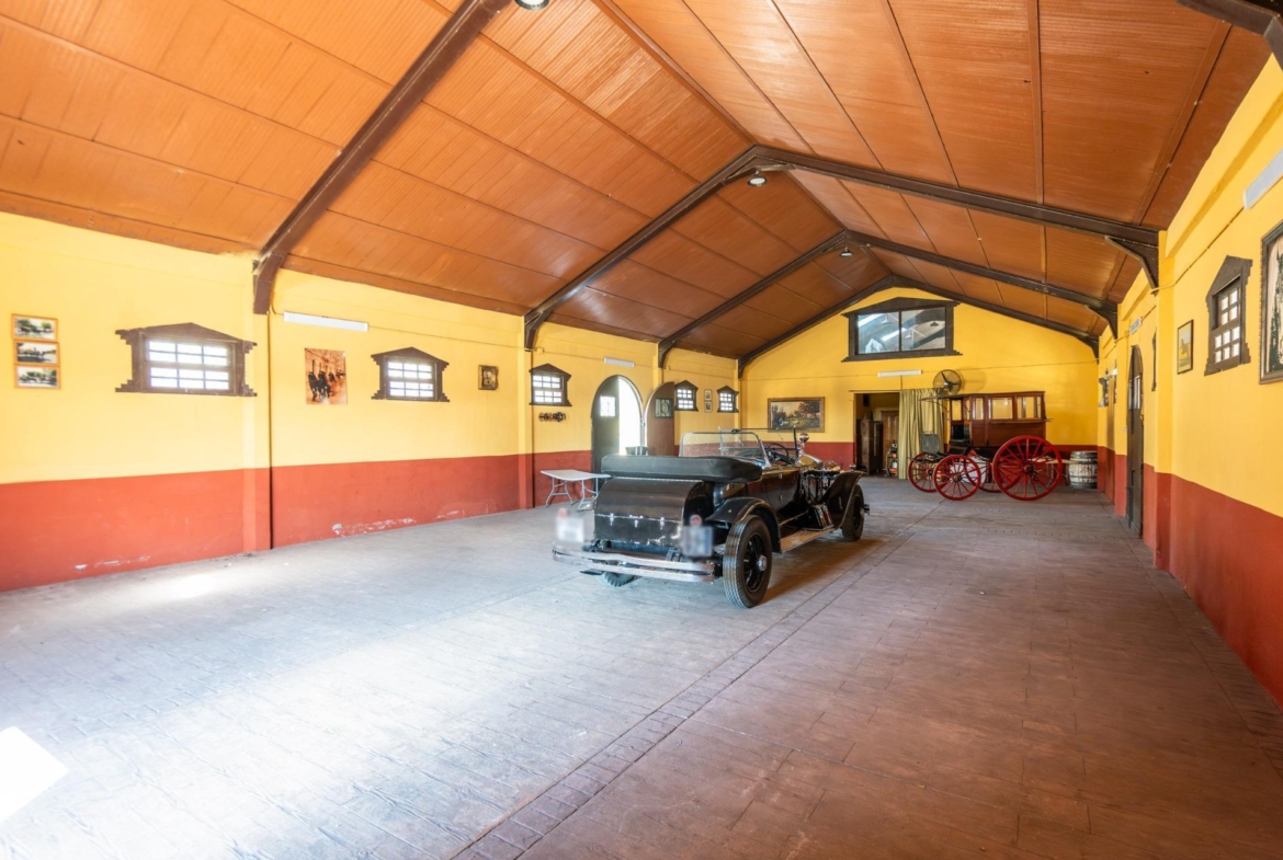 FINCA GANADERA DE LUJO EN ROBLEDO DE CHAVELA CON PLAZA DE TOROS Y ESPACIOS PARA EVENTOS