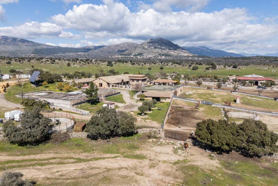 FINCA GANADERA DE LUJO EN ROBLEDO DE CHAVELA CON PLAZA DE TOROS Y ESPACIOS PARA EVENTOS