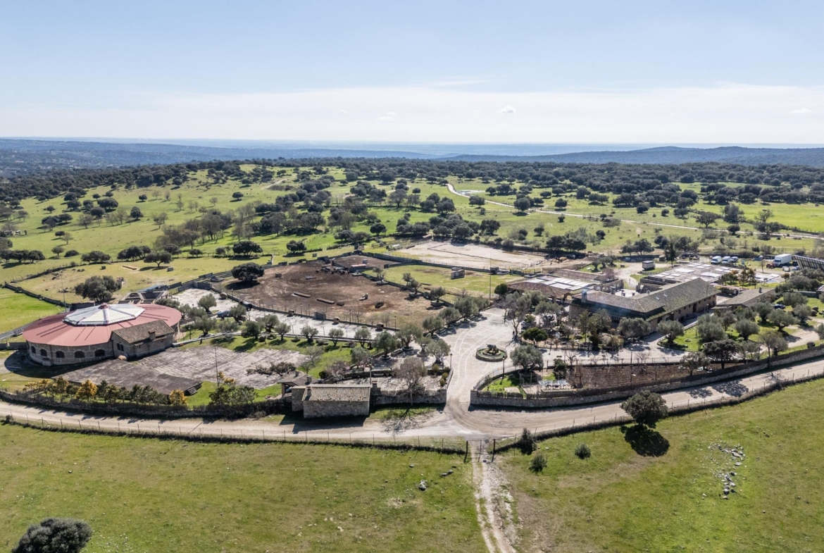 FINCA GANADERA DE LUJO EN ROBLEDO DE CHAVELA CON PLAZA DE TOROS Y ESPACIOS PARA EVENTOS