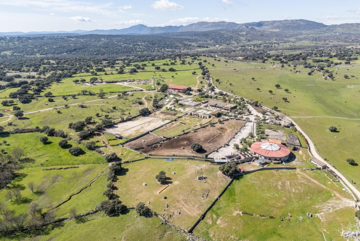 FINCA GANADERA DE LUJO EN ROBLEDO DE CHAVELA CON PLAZA DE TOROS Y ESPACIOS PARA EVENTOS