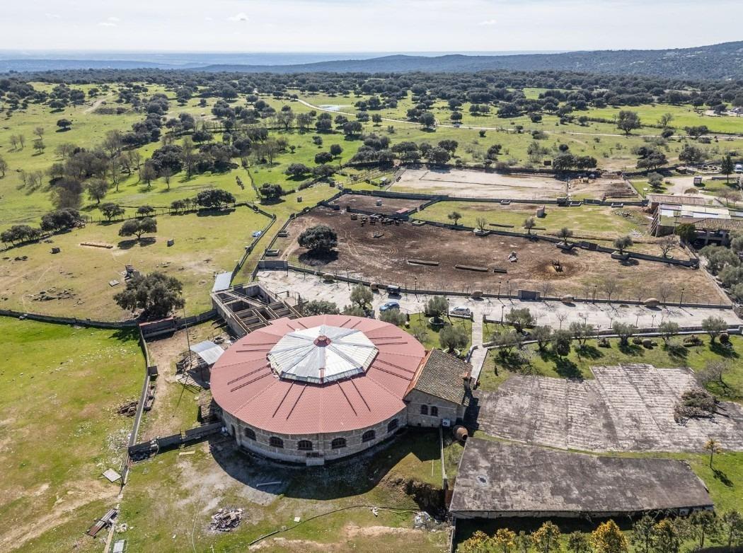 FINCA GANADERA DE LUJO EN ROBLEDO DE CHAVELA CON PLAZA DE TOROS Y ESPACIOS PARA EVENTOS