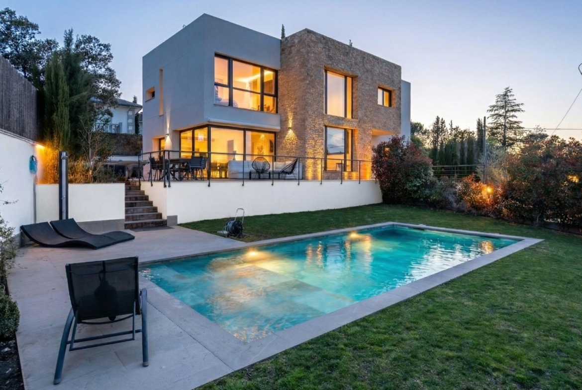 IMPRESIONANTE VIVIENDA DE DISEÑO CON PISCINA DE SAL Y ESPECTACULARES VISTAS